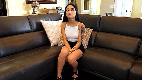 Сексапильная азиатка ласкает пальцами пизду