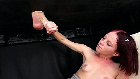 Деваха бурно дрочит хуй из дырки руками до спермы