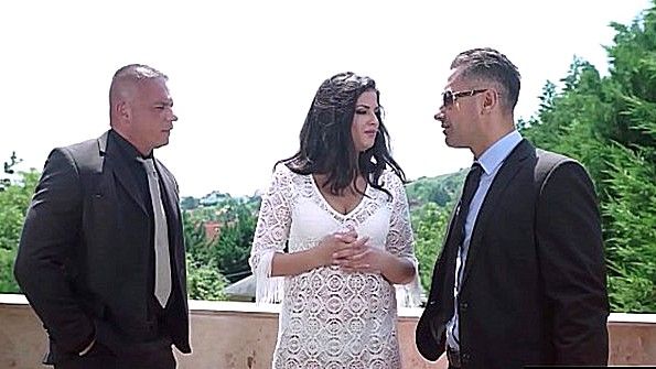 Гламурная дама потрахается с двумя охранниками