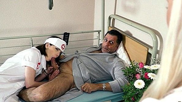 Медсестры скрашивают оргией досуг пациента