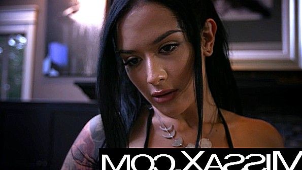 Красотка разденется перед мужиком и предложит еблю