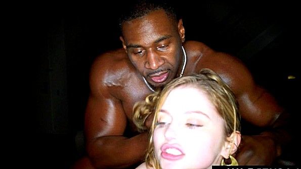 Неистовая блондинка активно спаривается с негром