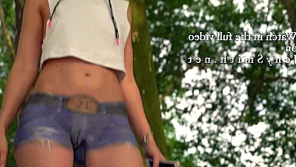 Нарисовала шорты на теле и пошла гулять с голой пиздой