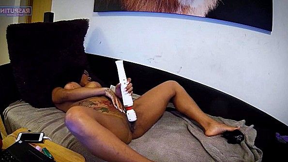 Разлеглась в постели с вибратором и давай кончать