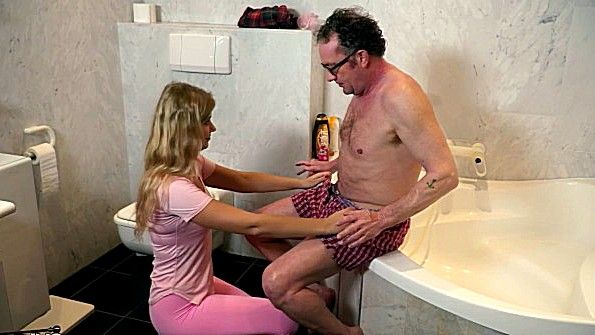 Помогает старику вымыться и хочет ласкать его хуй