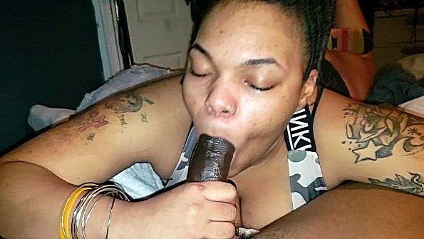 Негритянка долго отсасывает хуй своему партнеру