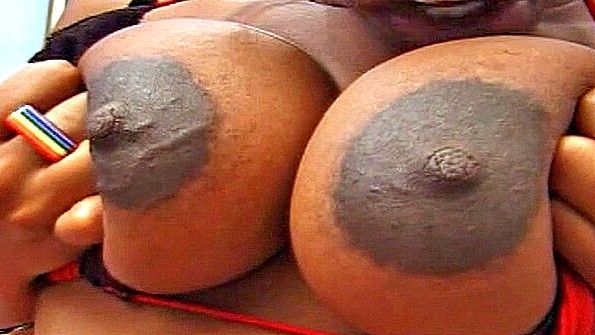 Беременная негритянка ебется с белым парнем