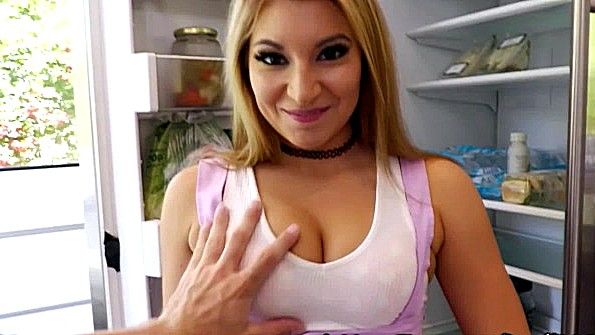 Классный минет мулатки закончился спермой в рот