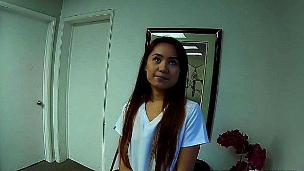 Полицейский пришел в салон к азиатке и заставил ебаться