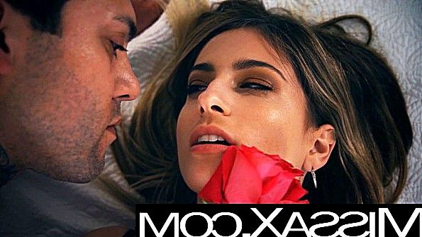 Татуированный чувак оттрахает деваху жадно