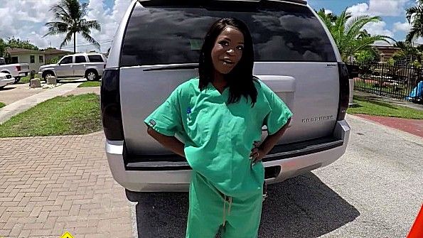 Негритянка села в джип и поебалась с чуваком