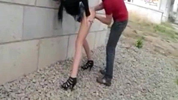 Немецкая шлюха ебется на улице со своим клиентом