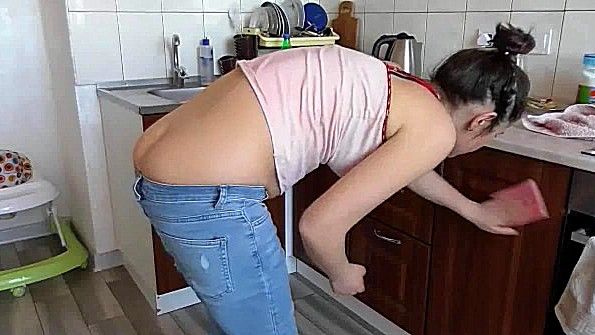 Ходит по дому с полуспущенными штанами и хочет секса