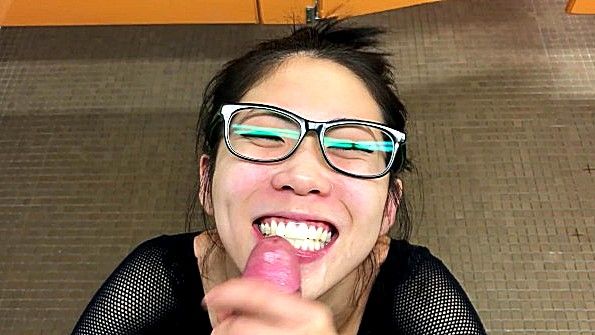 Игривая азиатка дарит члену оральные ласки