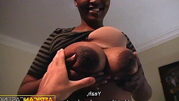 Негритянка с шикарной грудью задорно спаривается