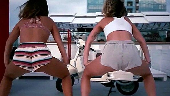 Пошлые сучки ебутся с неграми и виляют задом