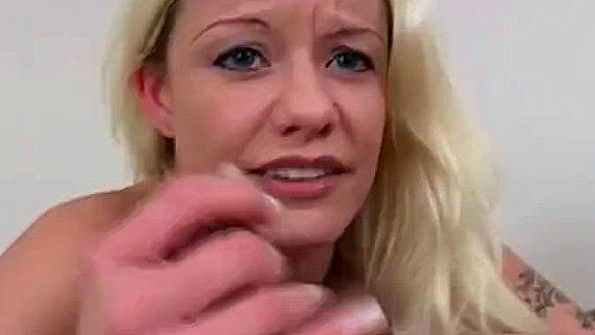 Возбужденная тетка сделает классический минет