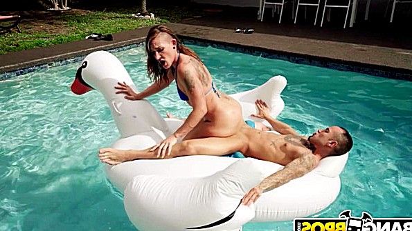 Сучка развратно ебется с мужиком в бассейне и на шезлонге