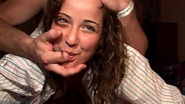 Пришел к мастурбирующей подруге и затрахал в постели