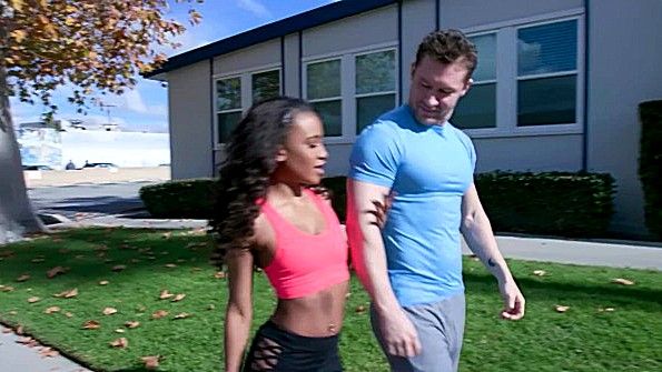 Негритянка показывает чуваку крутую похоть в сексе