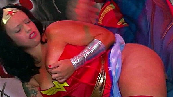 Супер герой быстро ебет свою ярую поклонницу