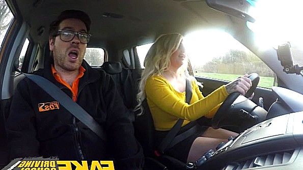 Блондинка ебется с мужиком в машине агрессивно