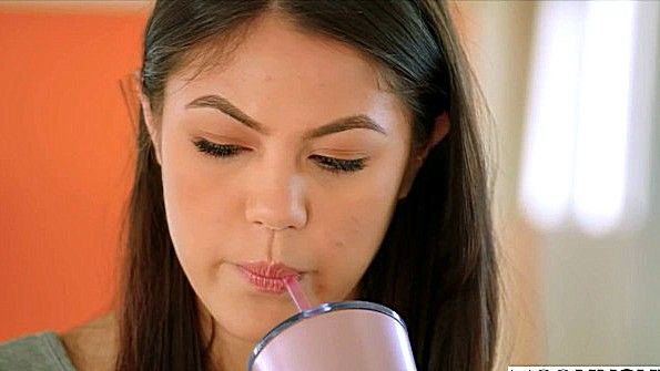 Заставила порнухой чувака потрахаться с ней в жопу