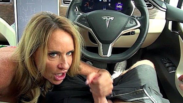 Дрочит хуй парня за рулем и ждет семяизвержения