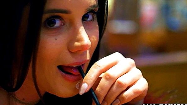 Мужик в костюме готов выебать кокетку в задницу