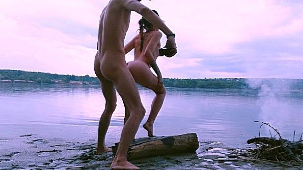 Поставили палатку на берегу озера и стали трахаться