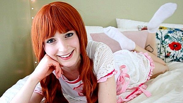 Мастурбирует тихонько пизду и получает онлайн оргазм