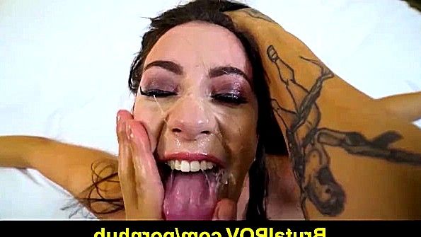 Сучка в стрингах вынуждена терпеть грубый трах