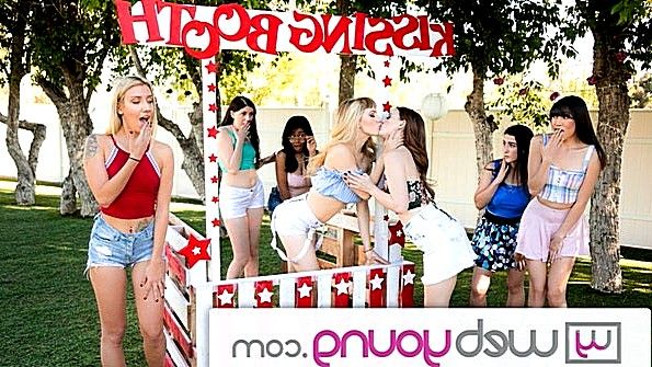 Две девицы устроили на улице поцелуи с ласками