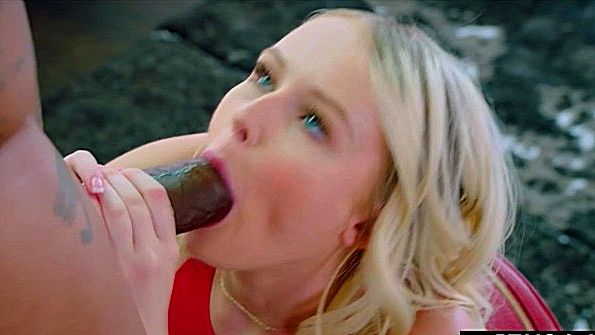 Восхитительная блондинка поебется с негром жестко