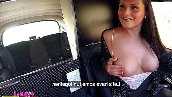 Таксистка показала пассажиру сиськи и трахнулась