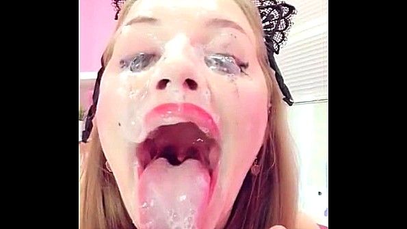 Отсасывает вибратор и балдеет от искусственной спермы