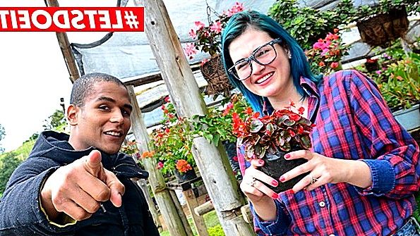 Не дал девахе поработать в теплице и бурно поимел