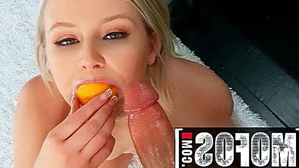 Не дала посидеть за столом и организовала секс