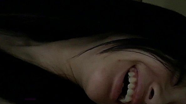 Трахает подружку перед зеркалом и снимает на камеру