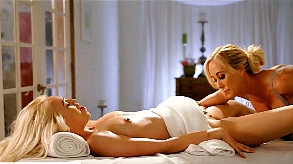 Массажистка стала лизать пизду своей клиентки