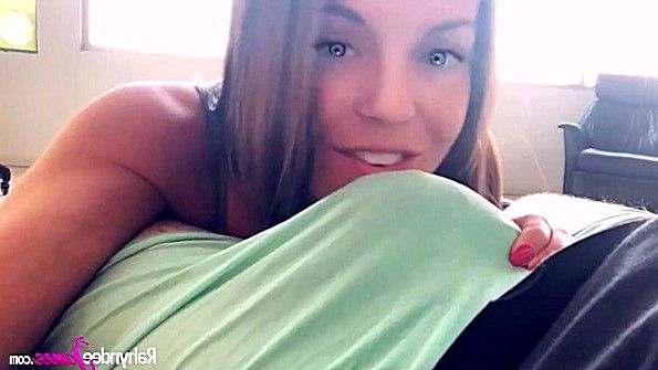 Шаловливая девица ублажает член парня во время игры