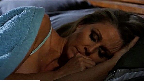 Дочь разбудила мать приставанием и стала трахаться