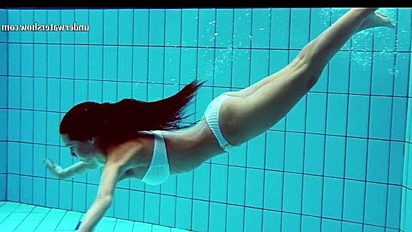 Снимает купальник под водой и плавает голышом