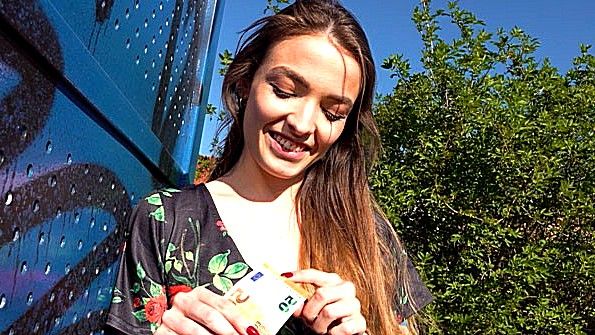 Сняла стринги и ебется с пикапером очень активно