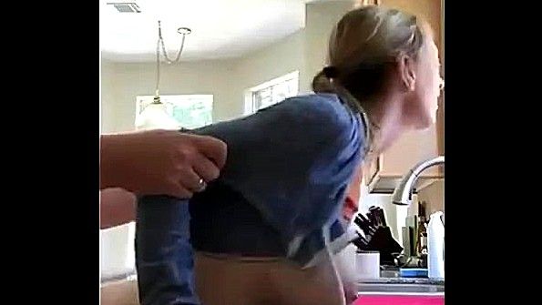 Поставил мать раком на кухне и потрахал весьма жестко