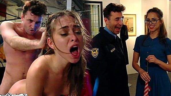 Страстно трахает девицу и доставляет бурный кайф