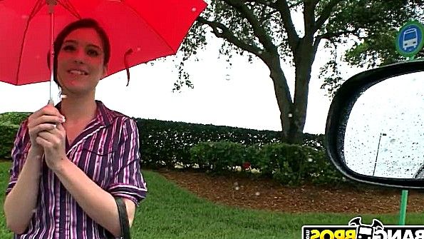 Подвез девицу на машине и стал ее трахать в задницу