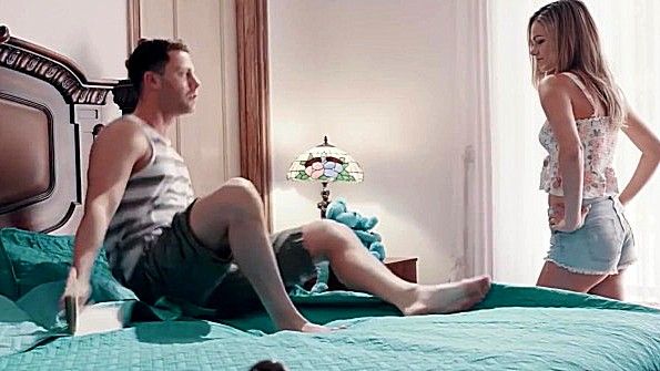 Сестра нагло домогается брата и хочет с ним ебаться