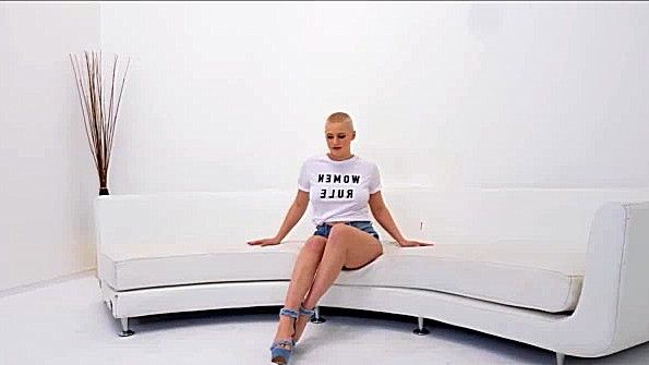 Баба сосет негру и готова выпить его крутую сперму