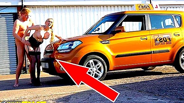 Невероятная блондинка жестко трахается в машине